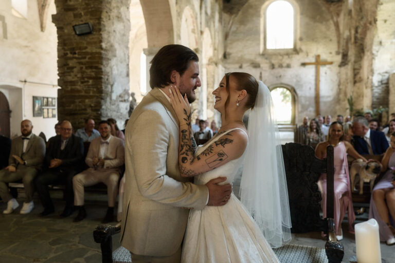 Ausgelassene Sommerhochzeit in der Abtei Rommersdorf – Hochzeitsfotograf Koblenz